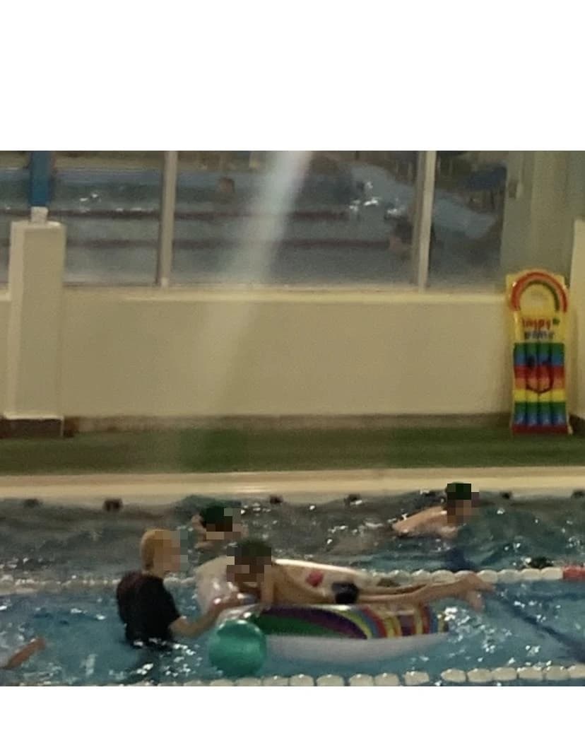 指導してくれ先生方が、元気で明るく毎週楽しく通っています。授業の最後に自由に遊ぶ時間が少しあるのも楽しいようで、お友達やビーチボールで遊んだりしています。