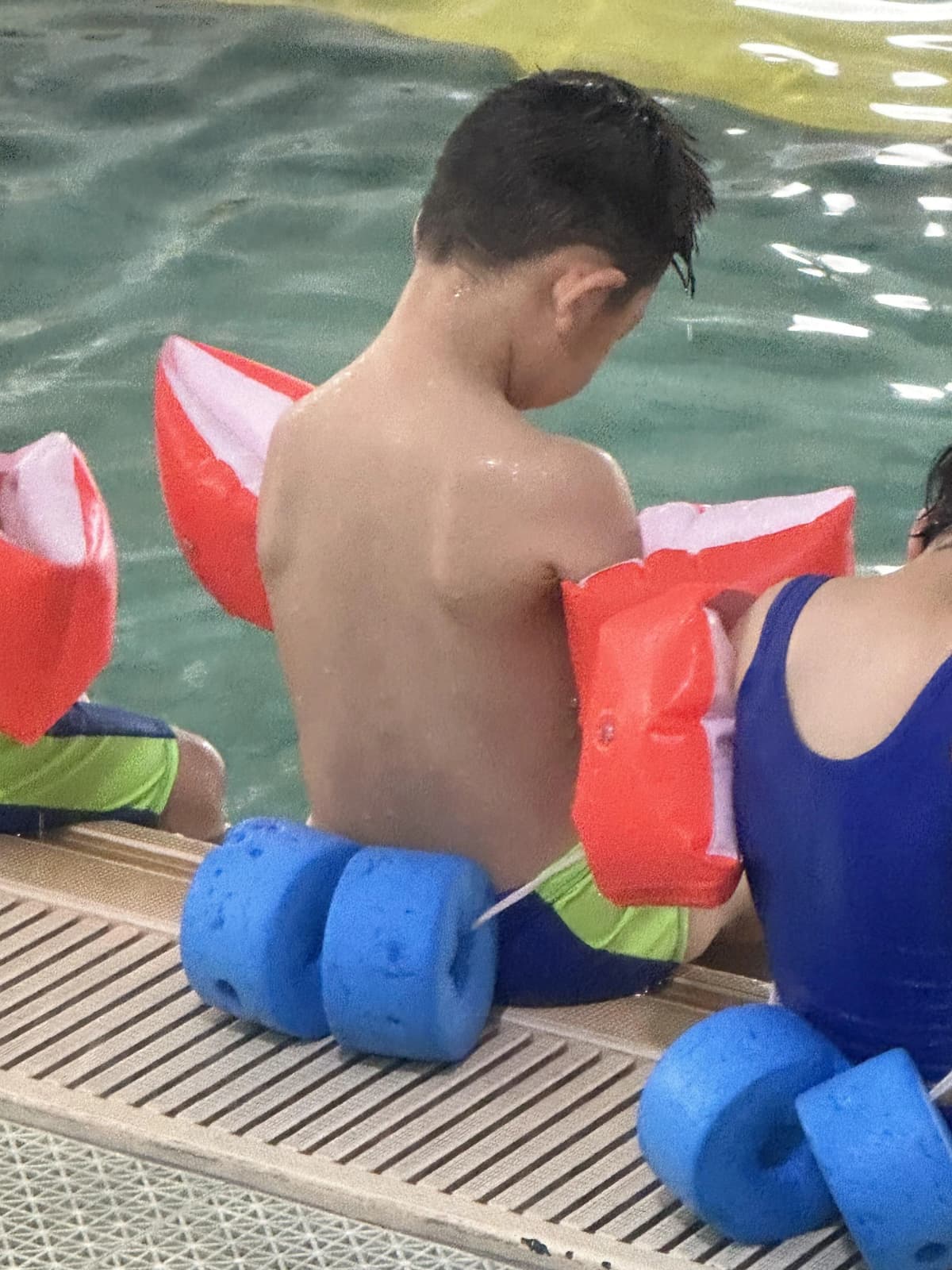 わが子の成長を水の中で見守って：スイミング教室体験談