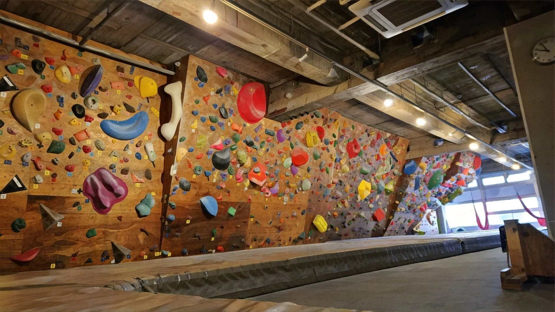 ビークス クライミングスタジオ ボルダリング 本千葉教室のサムネイル画像 3