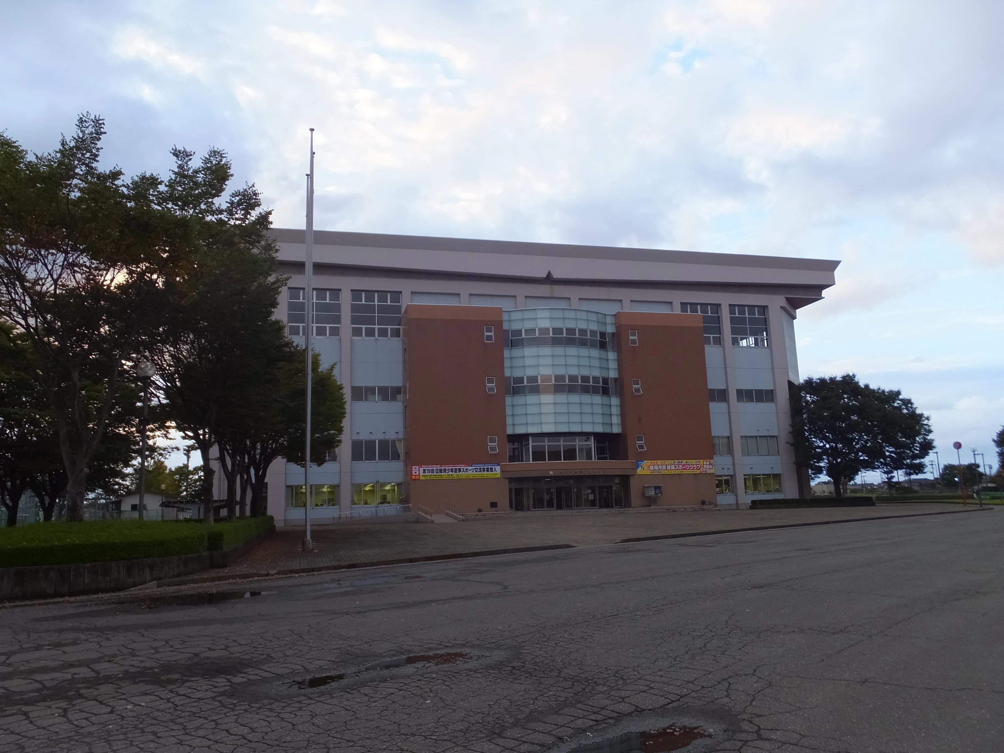 鶴岡市民健康スポーツクラブ バドミントン 鶴岡市小真木原総合体育館　アリーナのサムネイル画像 3